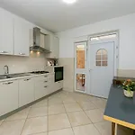 With Parking Space Gradac, Makarska - 5198 גראדאץ