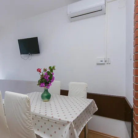 Apartment With Parking Space Gradac, Makarska - 5198 Gradac (Split-Dalmatia)